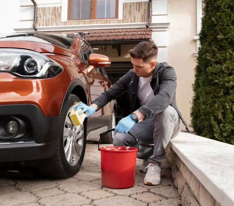 Lavage auto à domicile La Rochegiron : professionnel intervenant sur un véhicule